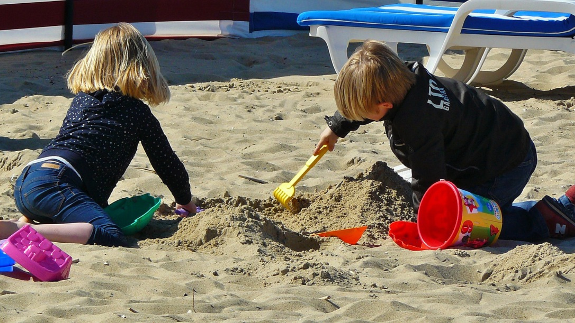 Crianças brincando na areia