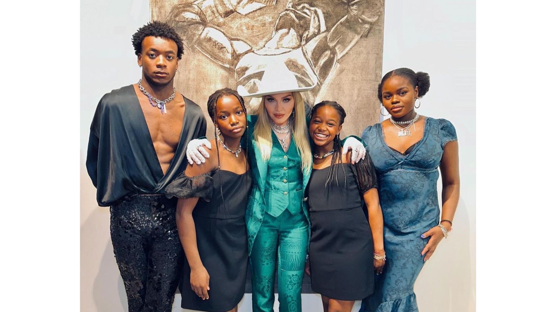 Madonna e os filhos adotados