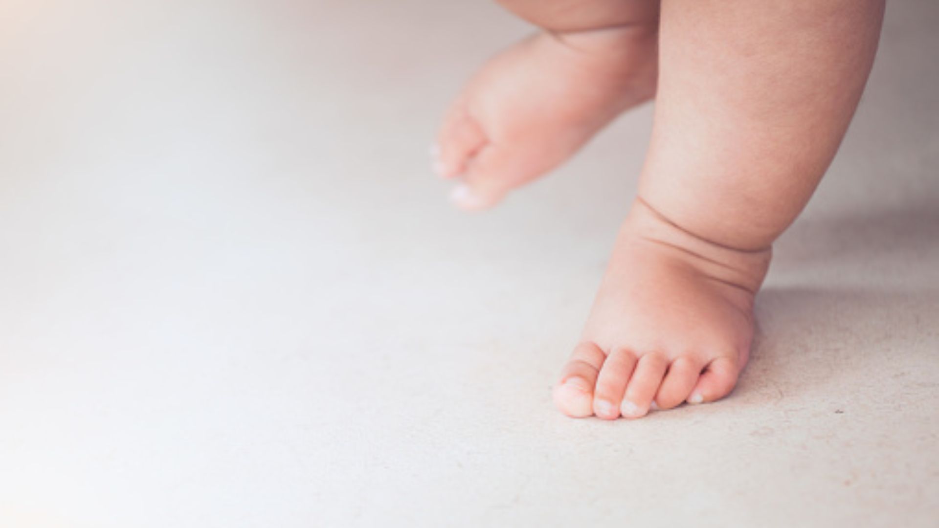 Pés de bebê andando