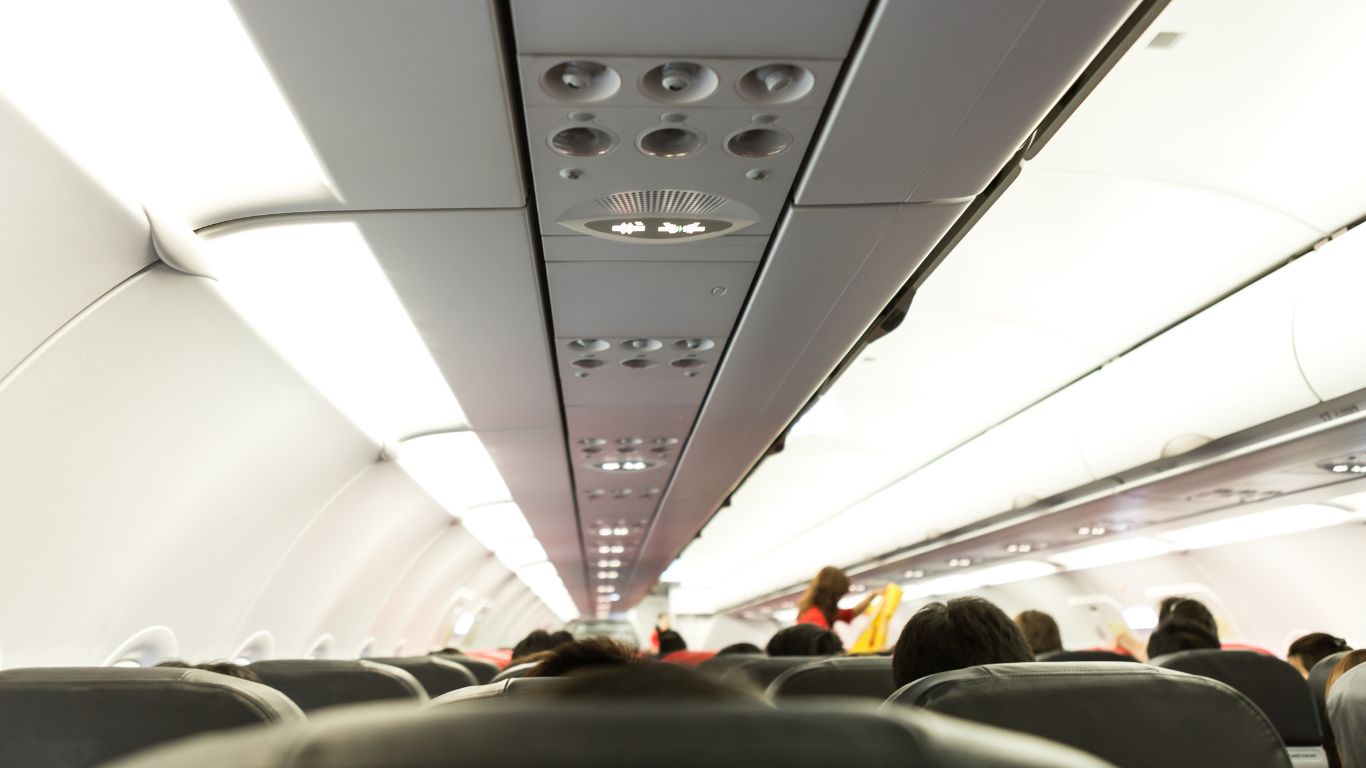 corredor de um avião