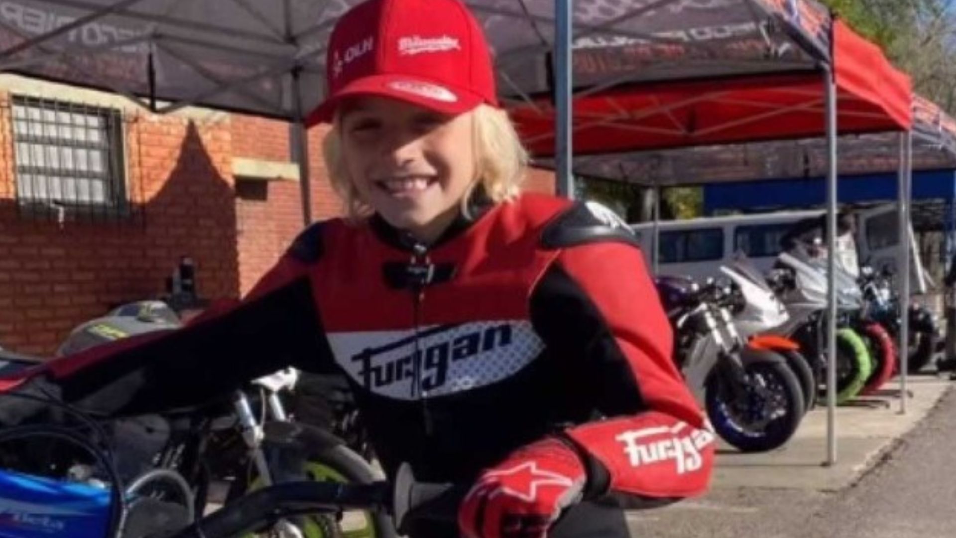 Menino em moto