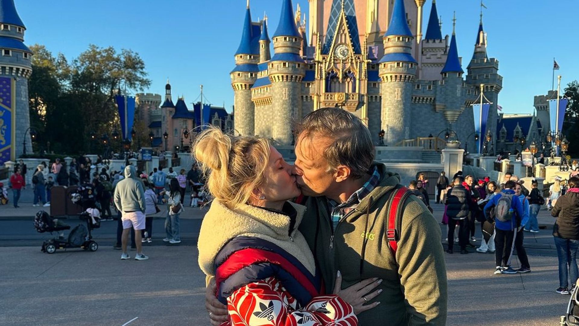 Eliana e Adriano Ricco se beijando