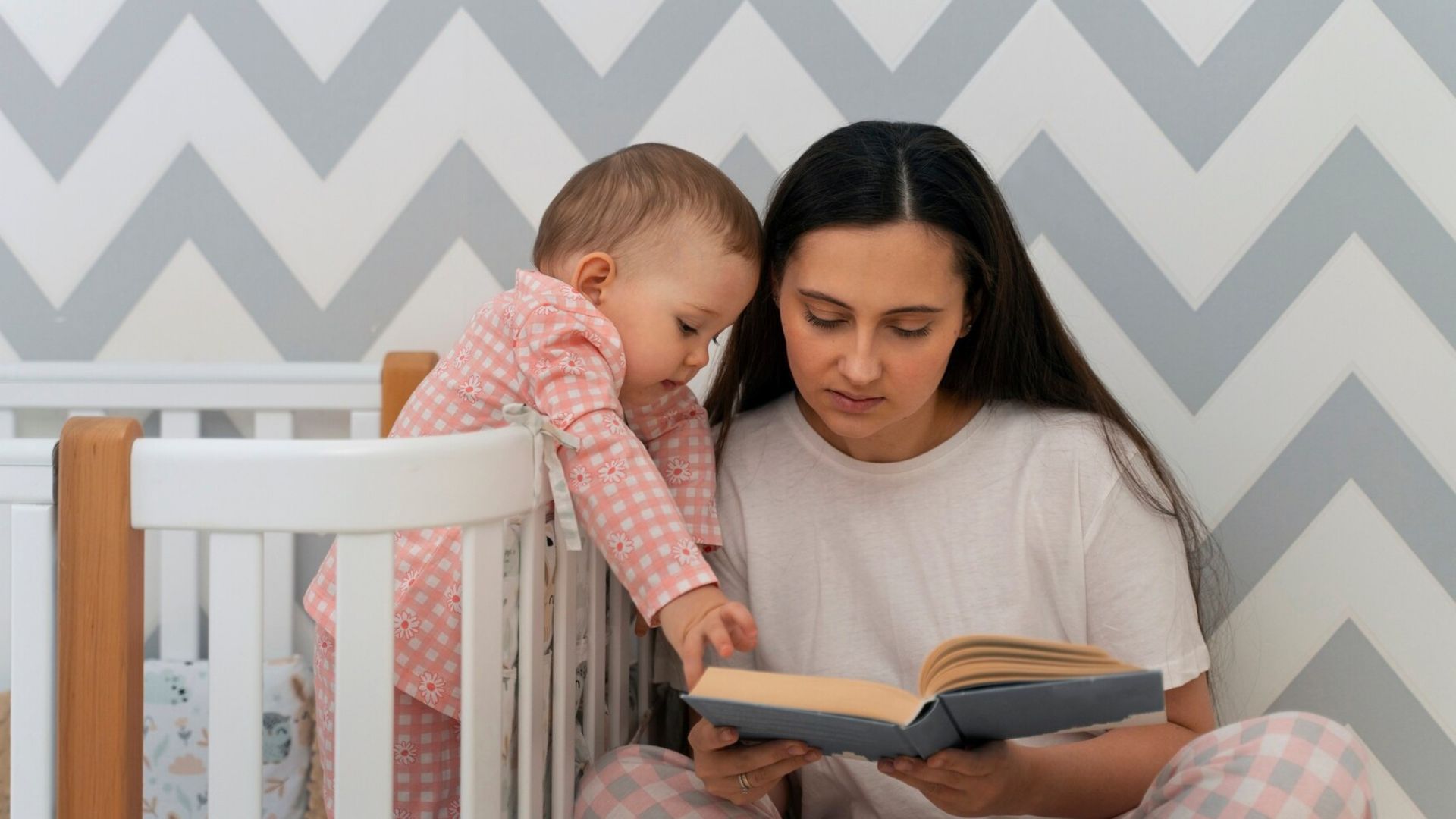 Mãe lendo para a filha