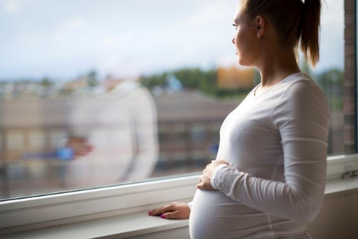 A mulher de 28 anos sonha em ser mãe mas viu que não é o momento devido a gastos