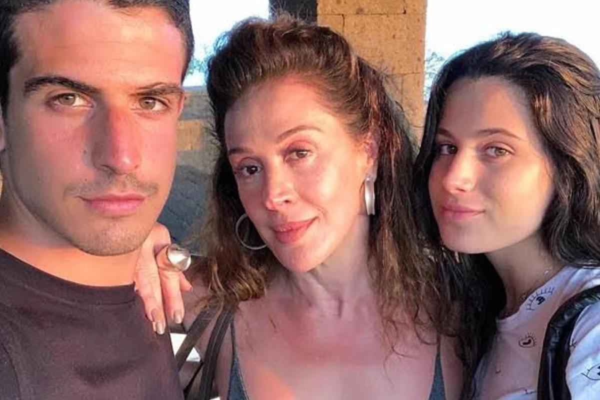 Selfie de Claudia Raia ao lado dos filhos