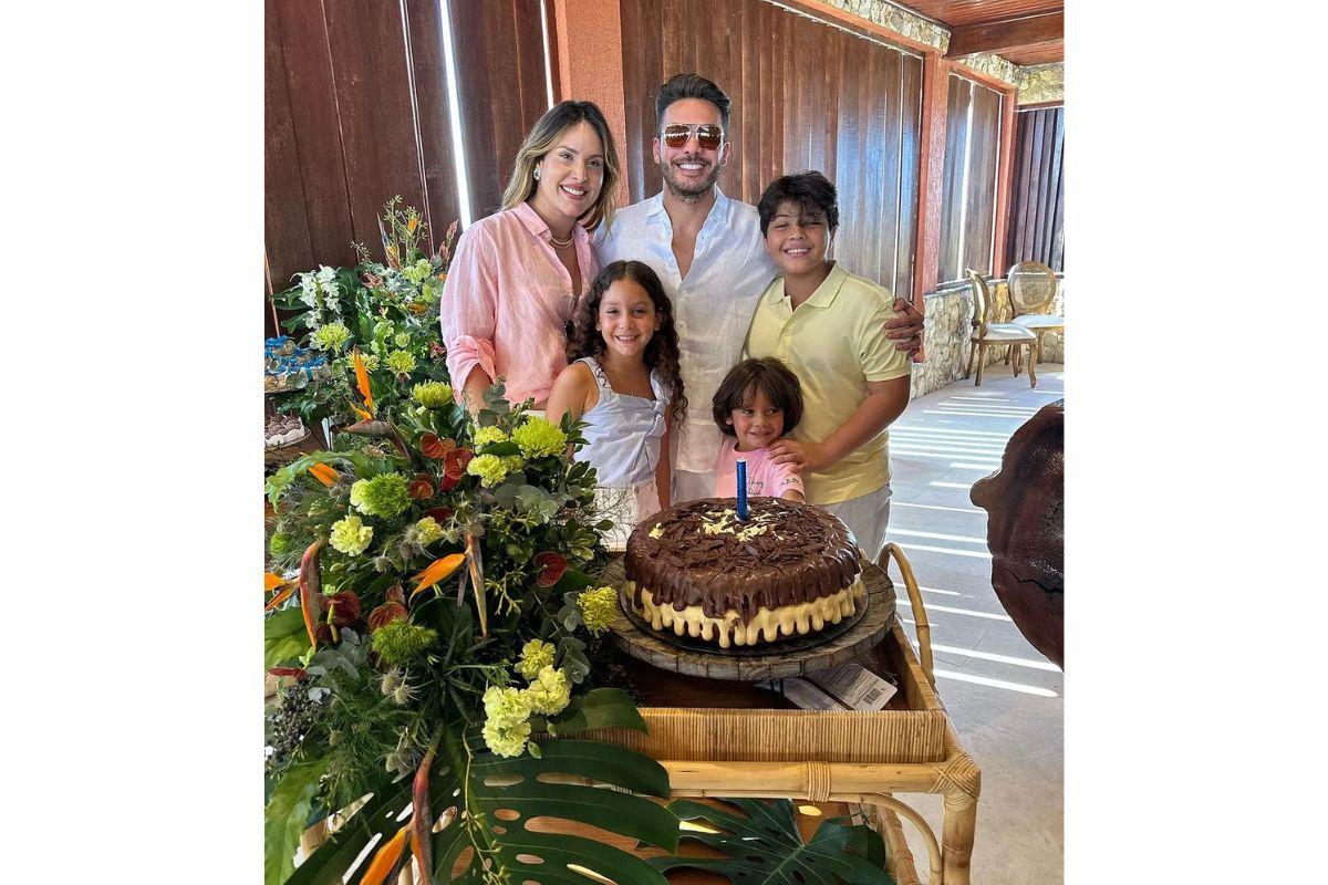 Ele apareceu ao lado da família (