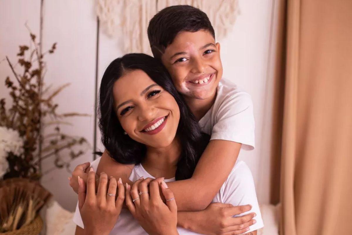 A mãe gravou o filho triste por não poder jogar bola com as outras crianças e viralizou nas redes sociais