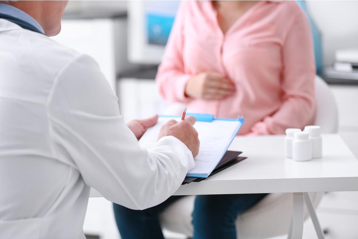 Mãe em consulta médica