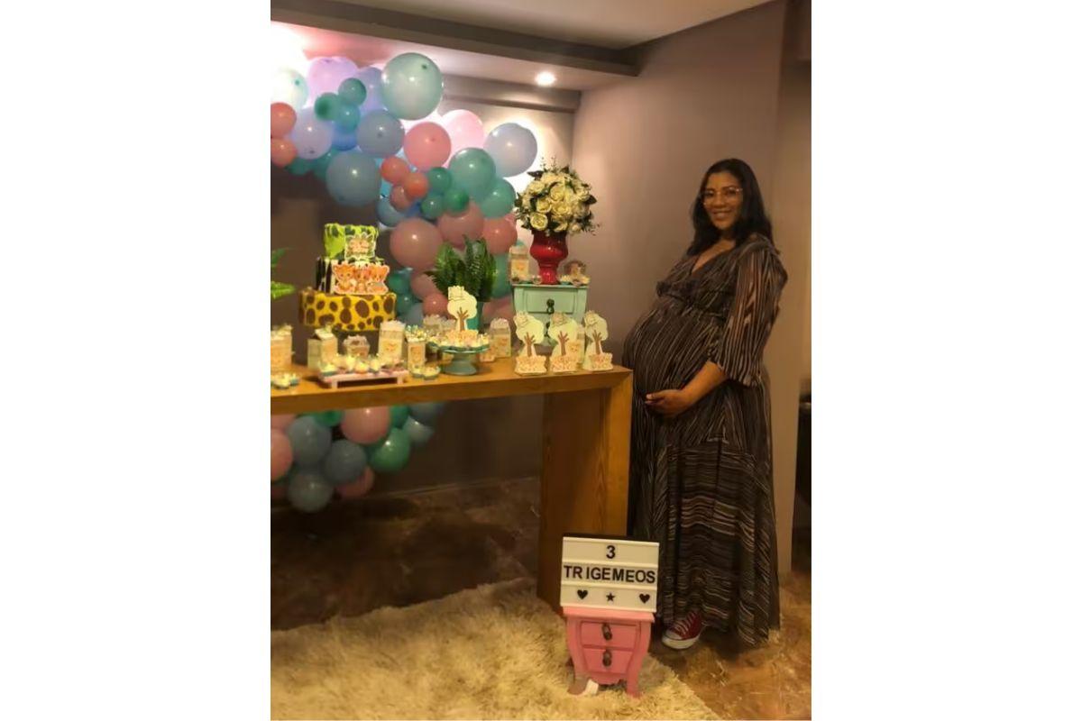 A mãe em seu chá de bebê para seus 3 filhos.