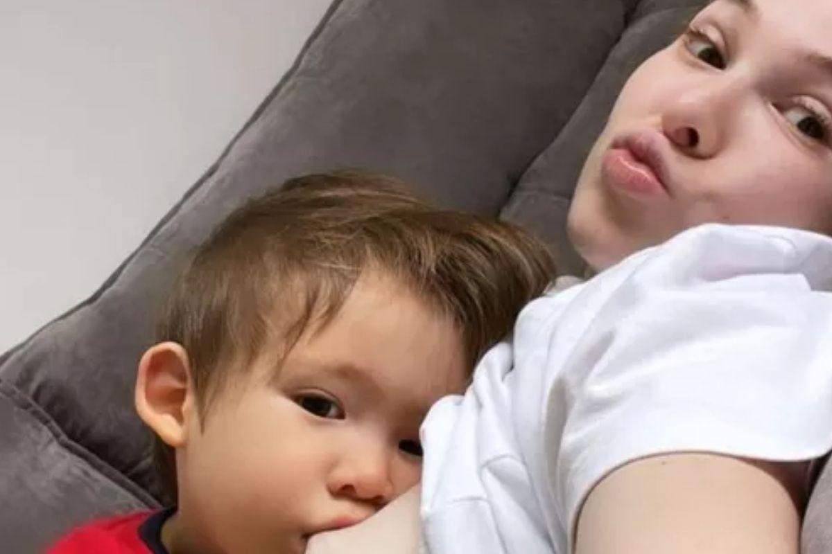 Sammy Lee amamentando o filho, Jake