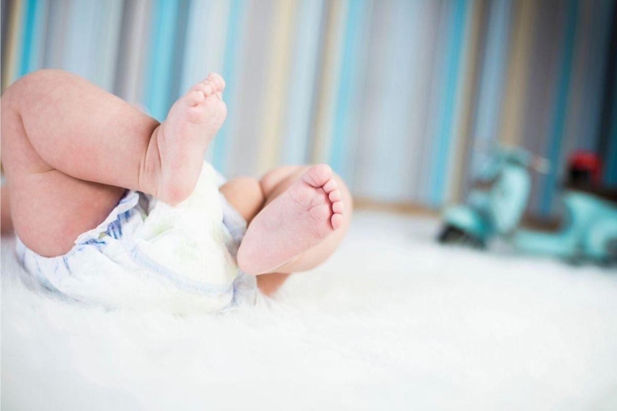 O sogro não trocou a fralda da bebê o dia inteiro