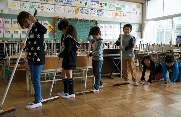 Alunos se revezam na tarefa de limpar a escola