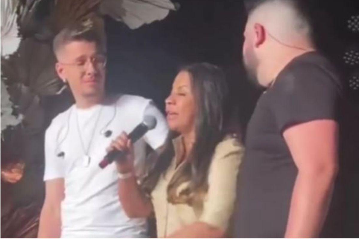 A mãe de Marília Mendonça se emocionou no primeiro show do filho