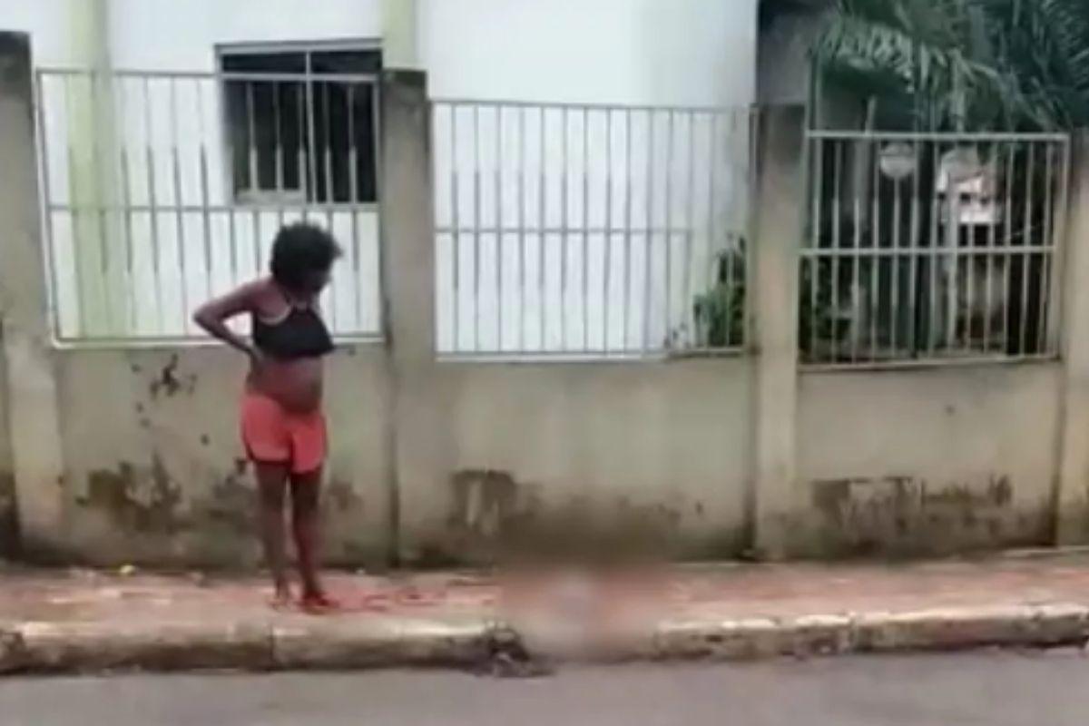 Mulher dá à luz em frente a maternidade