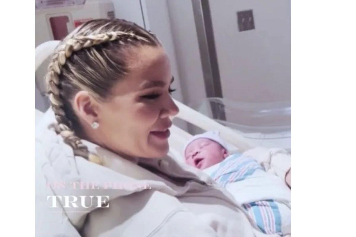 Kholé Kardashian posta fotos do filho recém-nascido
