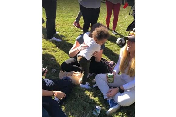 Menina amorosa se despede de todos no parque (Foto: Reprodução/ Facebook)