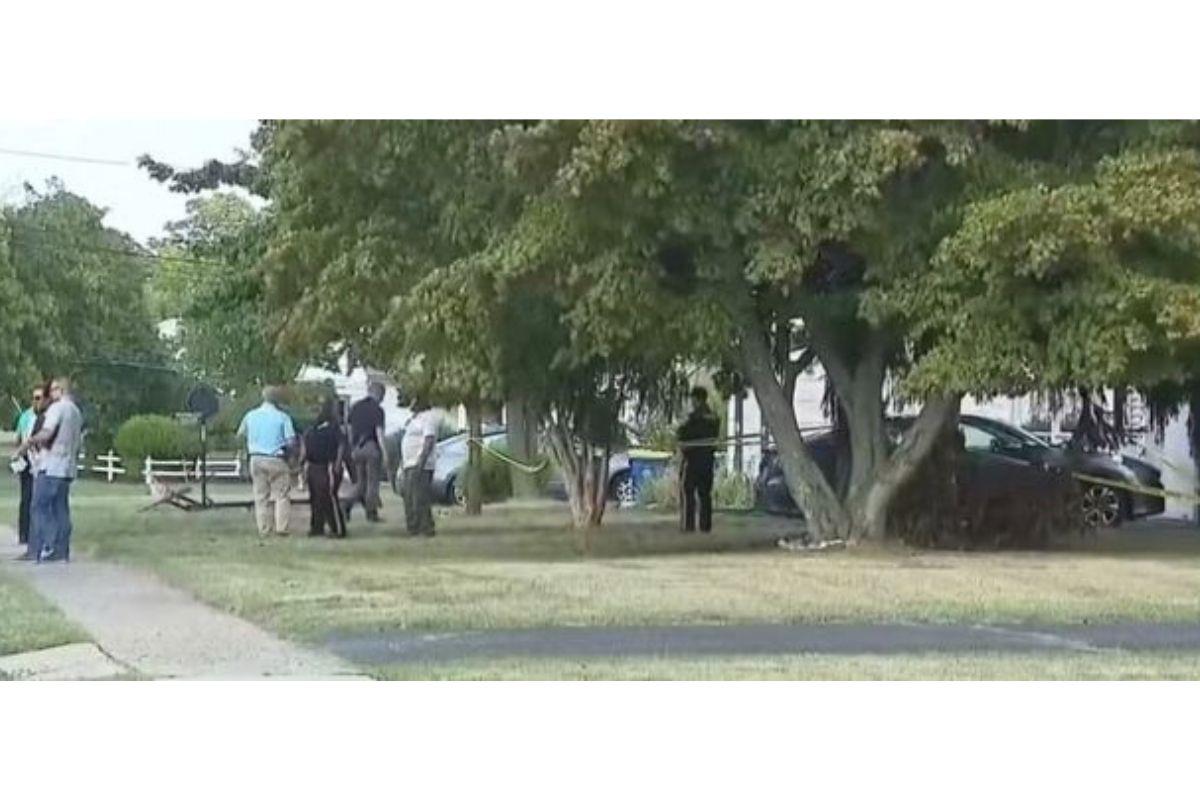 Os vizinhos e policiais estavam no local onde o carro foi encontrado em Nova Jersey (Foto: Reprodução/NBC)
