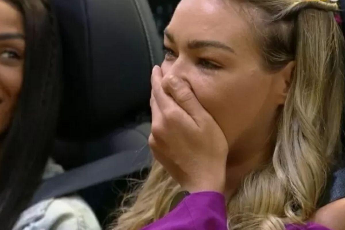 Bárbara se emociona ao ver a família