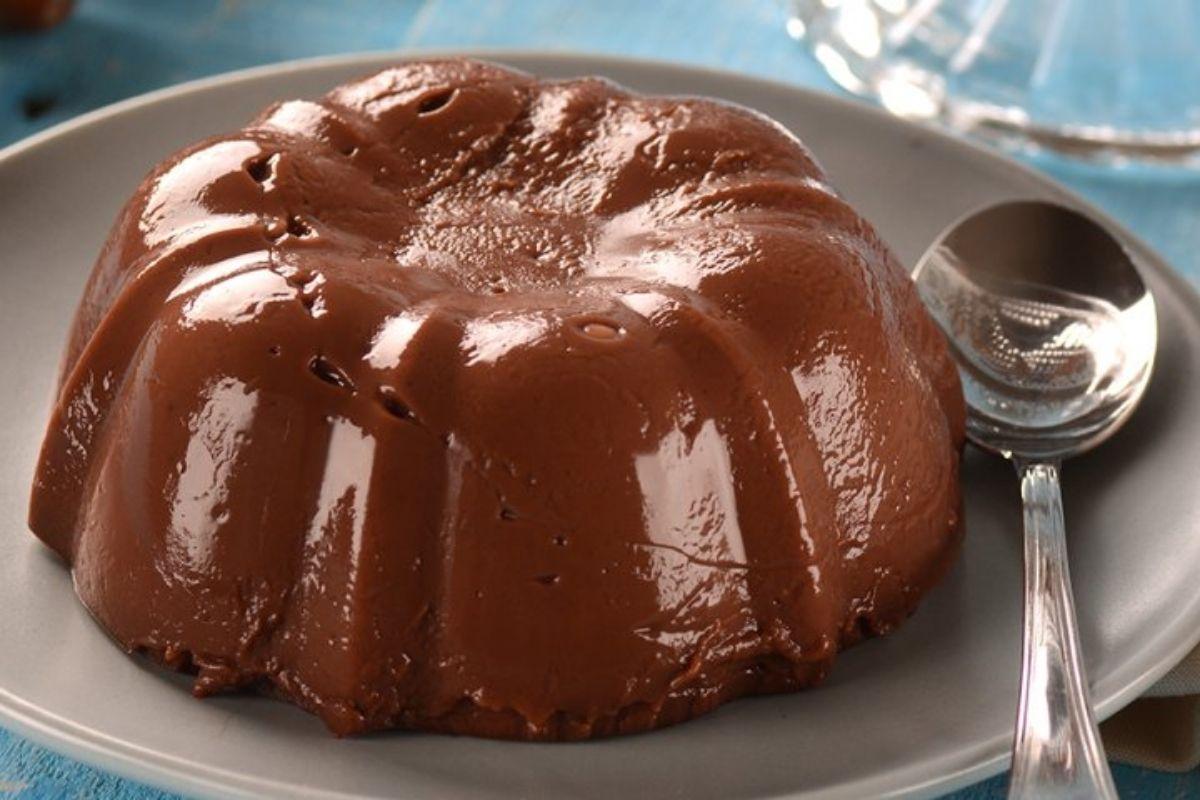 A receita do pudim de chocolate vegano pode ser adaptada para todos os gostos
