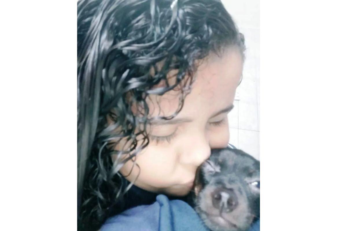Isadora era muito apegada a cachorra Maria e ficou desesperada com o sumiço dela