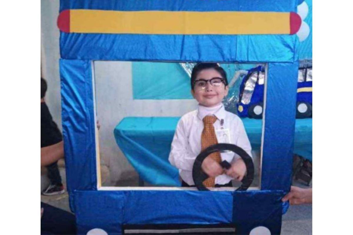 Menino comemora aniversário vestido de motorista de ônibus