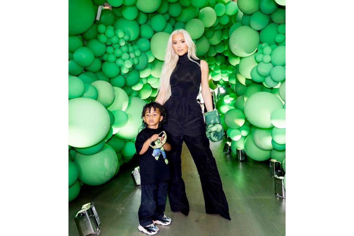 Kim Kardashian ao lado de Psalm
