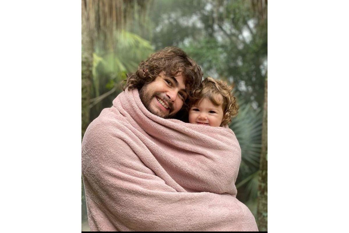 Rafael Vitti publica foto com Clara Maria e fala sobre saudade