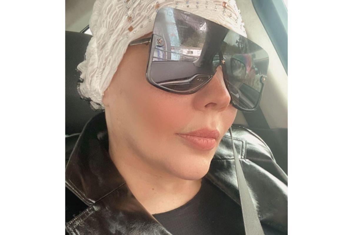 Simony apareceu de óculos escuros e lenço em seu Instagram