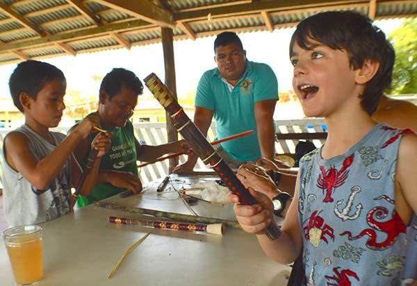 Leon ficou mais do que feliz com a zarabatana que ele mesmo fez