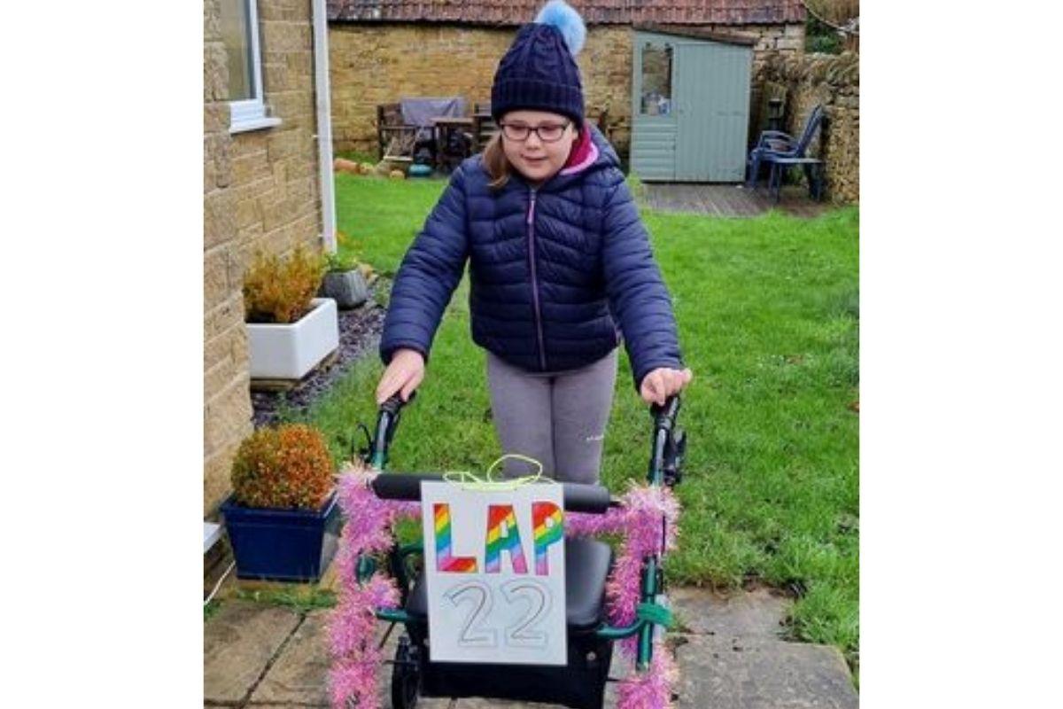 Emily em seu processo de recuperação, dando voltas de andador