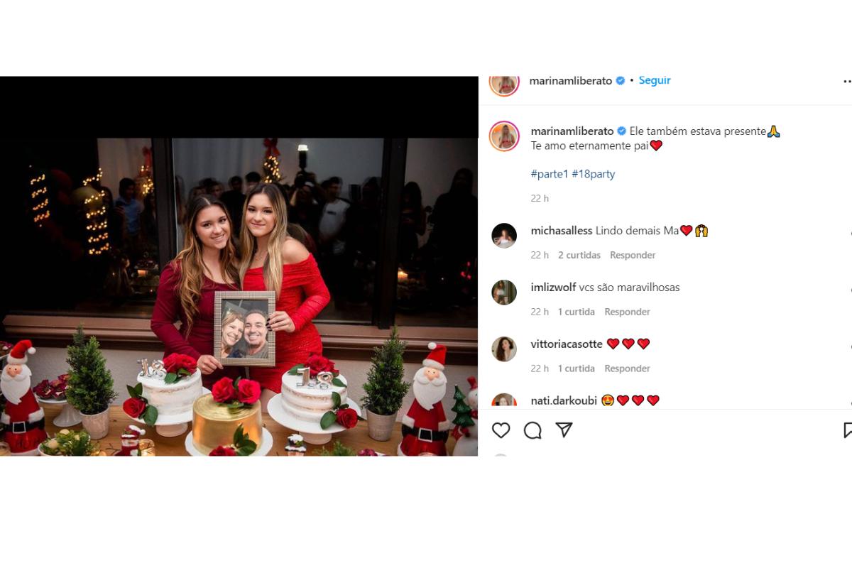 As meninas seguram uma foto dos pais
