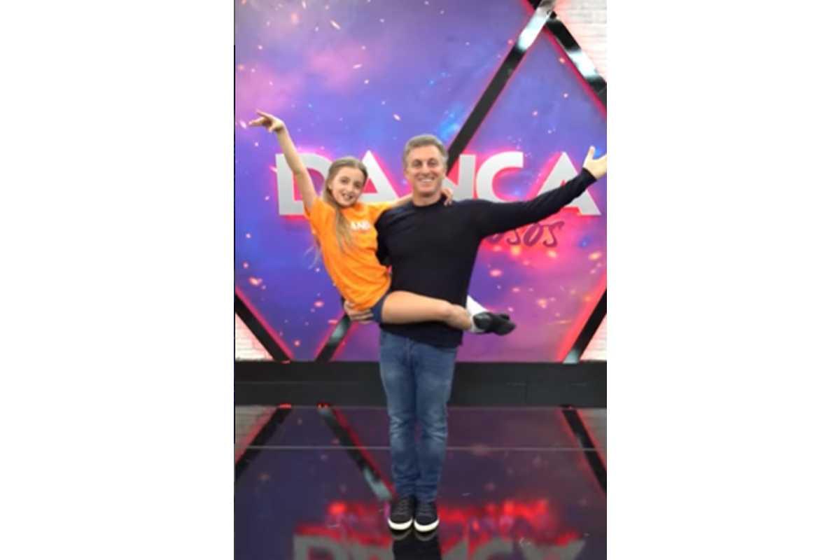 Luciano Huck e a filha Eva nos ensaios para a dança em rede nacional