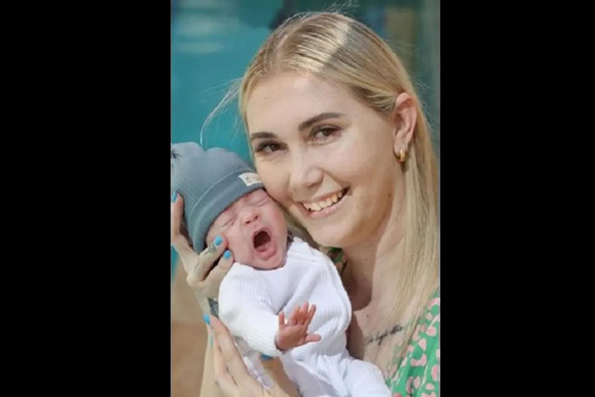 Bebê no colo da mãe