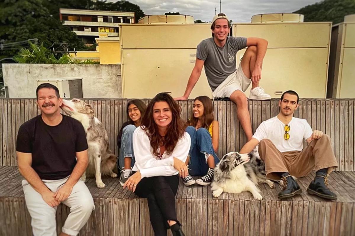 Giovanna Antonelli e Murilo Benício posam juntos em foto de família