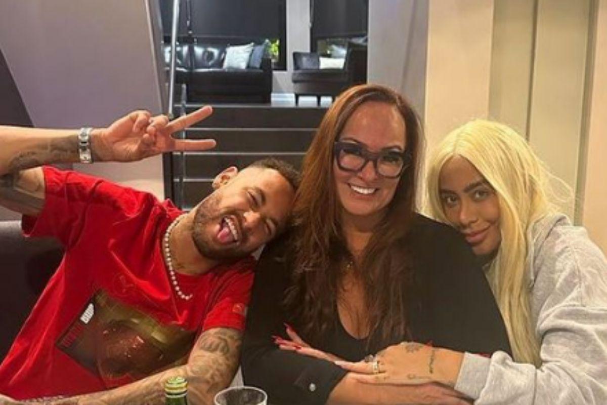 Mãe de Neymar anuncia namoro