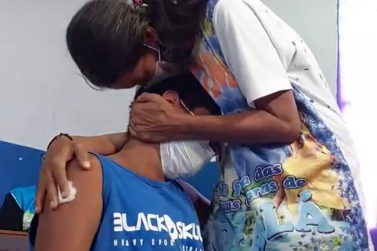 Alex Saymon Medeiros se emocionou ao receber a vacina em pleno aniversário