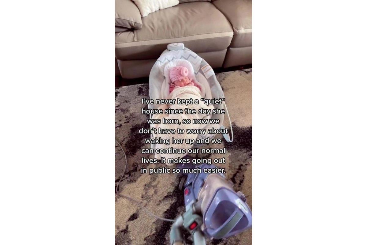 A mãe não se importa com os barulhos perto da filha