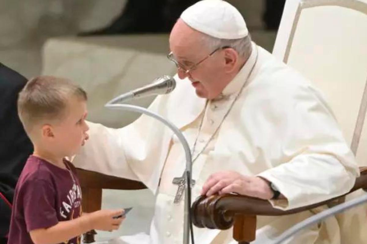 Menino invade palco em cerimônia que contou com a presença de Papa Francisco (Foto: ANSA/Ansa Brasil)