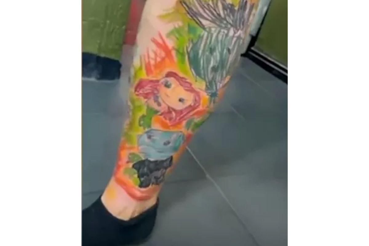 James fez a tatuagem na perna