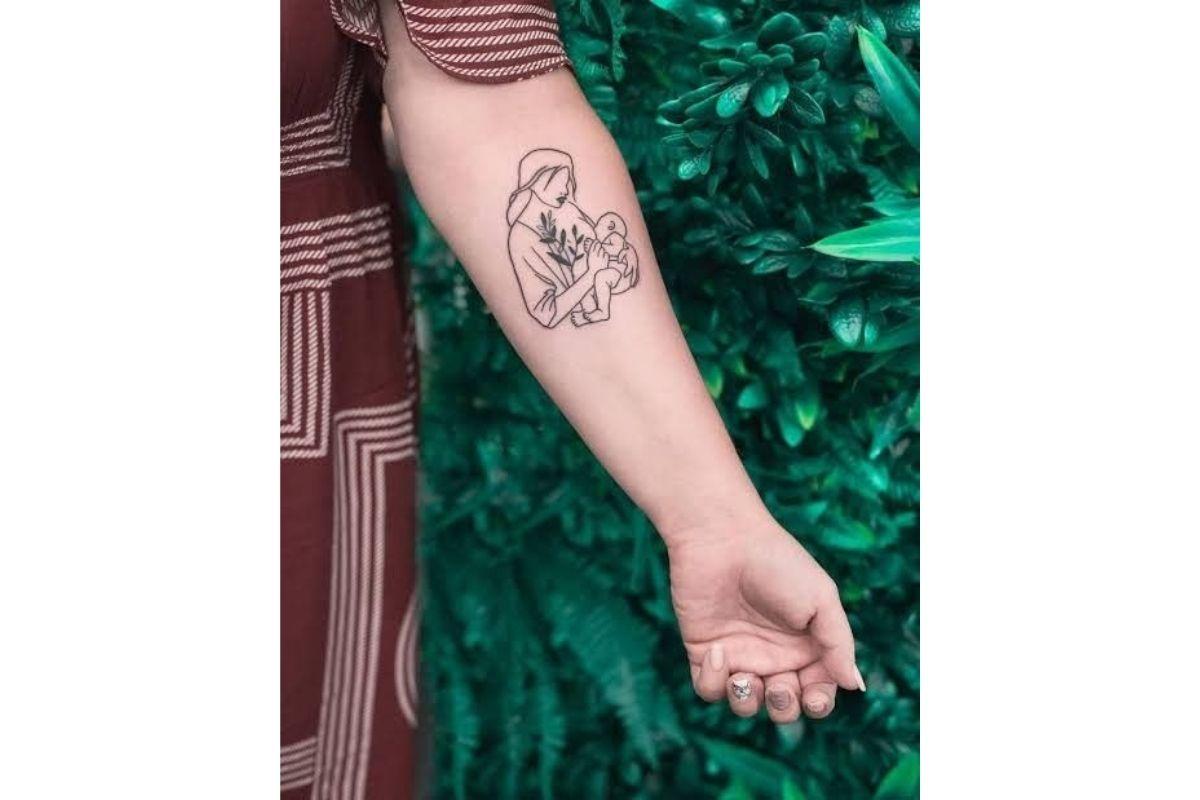 Tatuagem para filho com desenho de amamentação