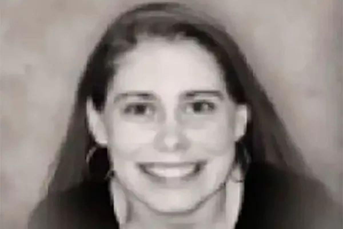 Pais são presos por morte da filha de 35 anos encontrada 'derretida' no sofá