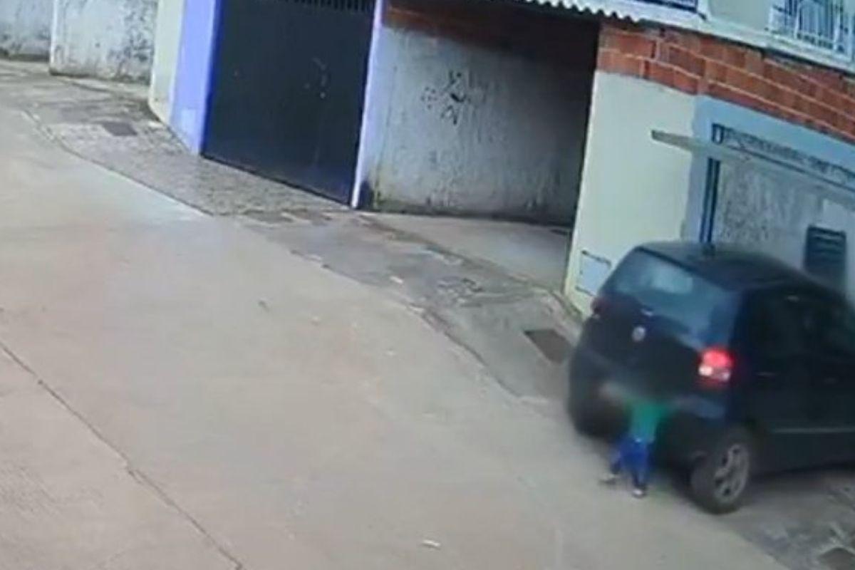 Menino é atropelado pelo pai mas escapa por pouco