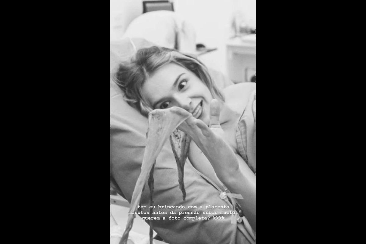 Isabella Scherer com a placenta