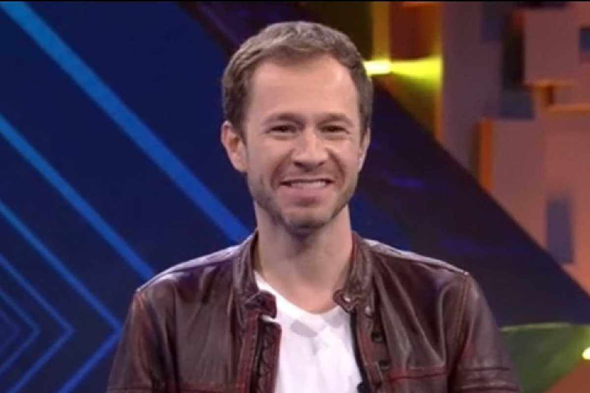 Tiago Leifert comentará o jogo no YouTube de São Paulo para ficar com a filha