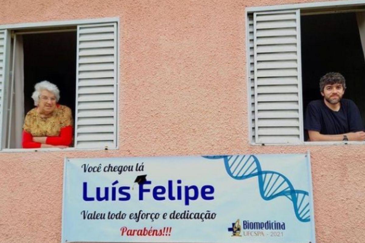 Avó homenageia primeiro neto da família a se formar em uma universidade