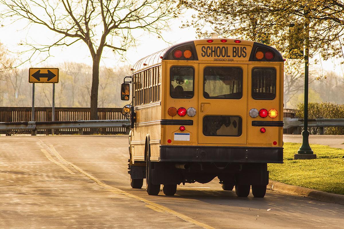 Criança de 3 anos é esquecida em van escolar e vai parar em uma oficina mecânica