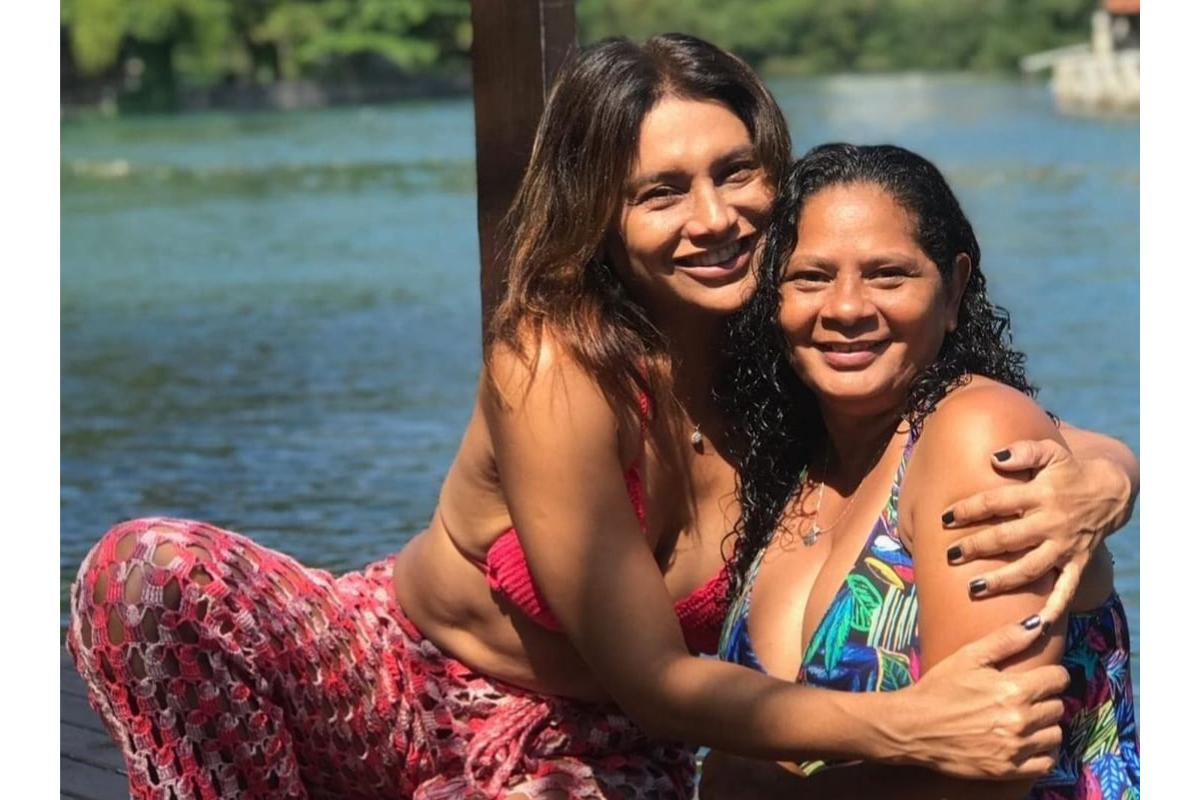 Dira Paes posta homenagem para irmã de leite
