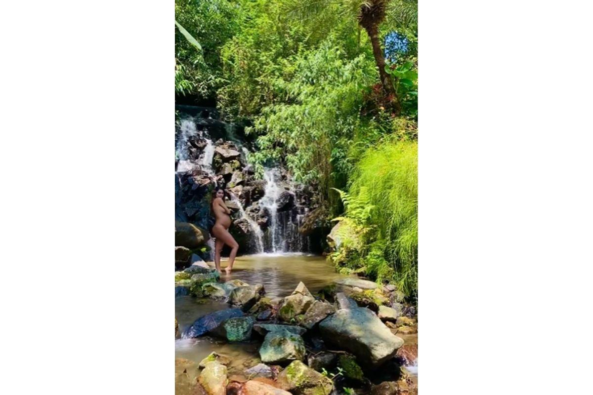 Thaila Ayala mostra barriga em banho de cachoeira
