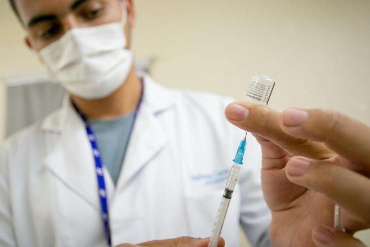 Dose reforço da vacina Pfizer protege até 75% contra casos sintomáticos da variante ômicron