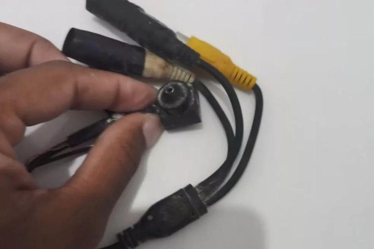 A menina descobriu a câmera vendo a luz vinda dela